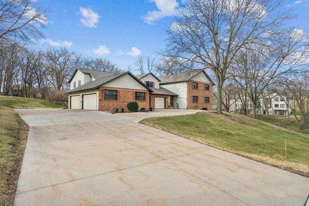 Photo of 2690 Renaissance Unit 4 Drive, Dubuque, IA 52001 (MLS # 154145)