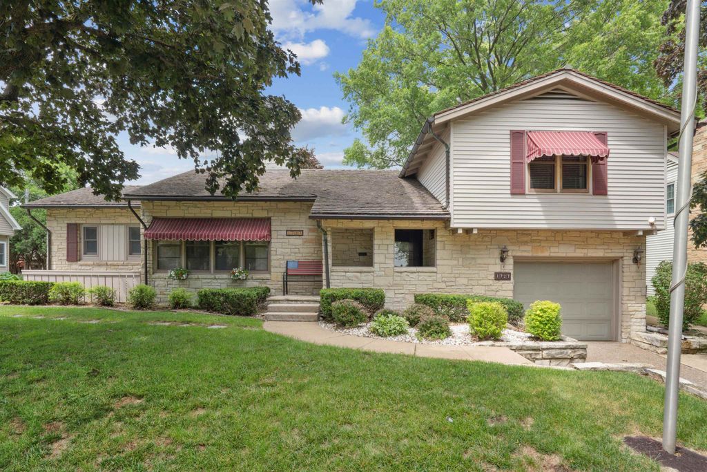 Photo of 1727 Overview Court, Dubuque, IA 52003 (MLS # 152424)