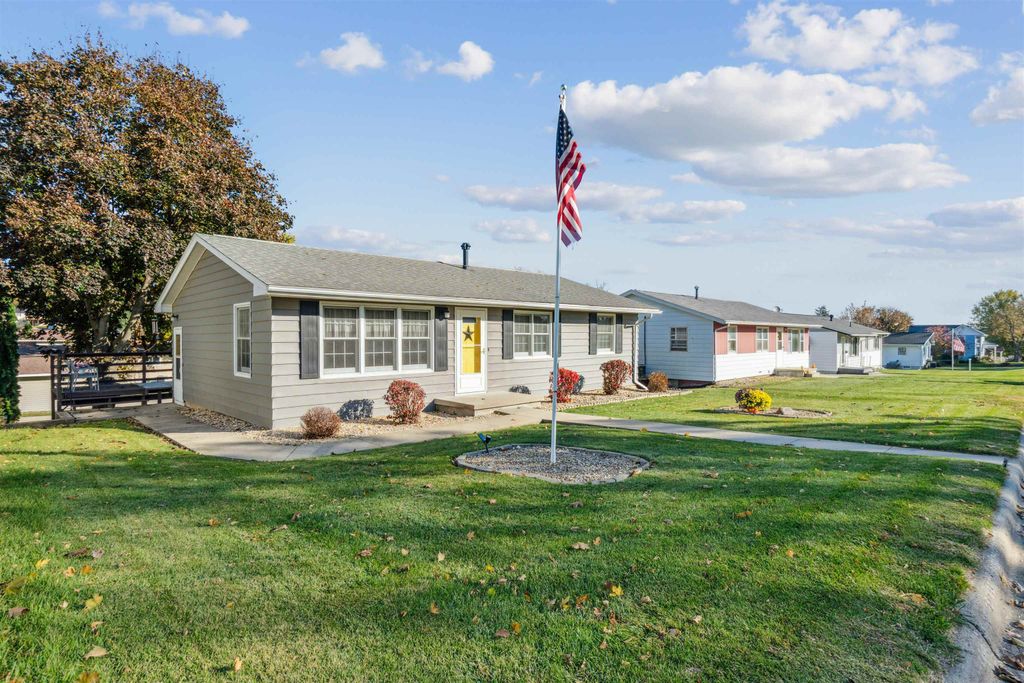 Photo of 814 5th Ave SW Ave, Cascade, IA 52033 (MLS # 153432)