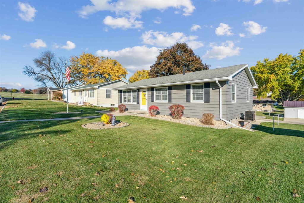 Photo of 814 5th Ave SW Ave, Cascade, IA 52033 (MLS # 153432)
