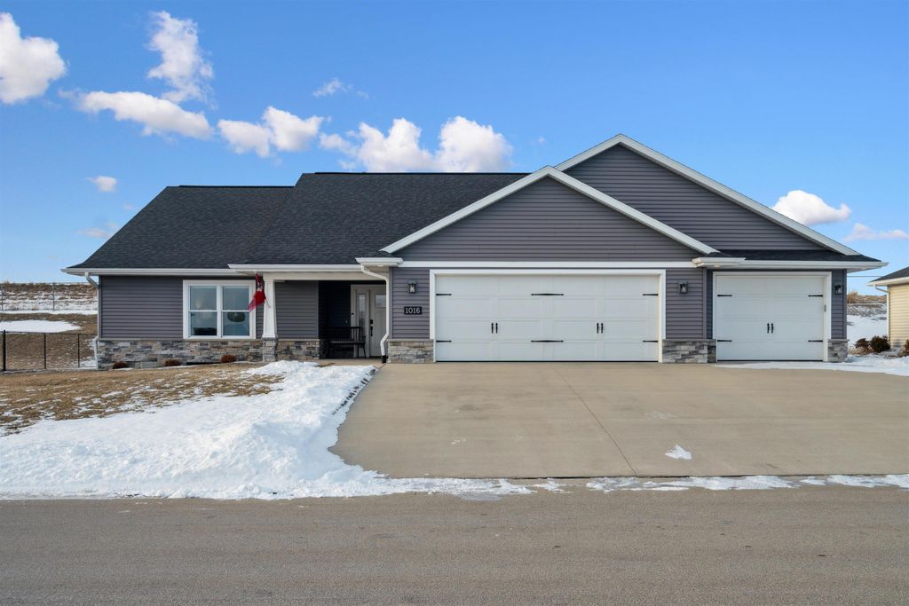 Photo of 1016 NW Clare Court, Cascade, IA 52033 (MLS # 153882)
