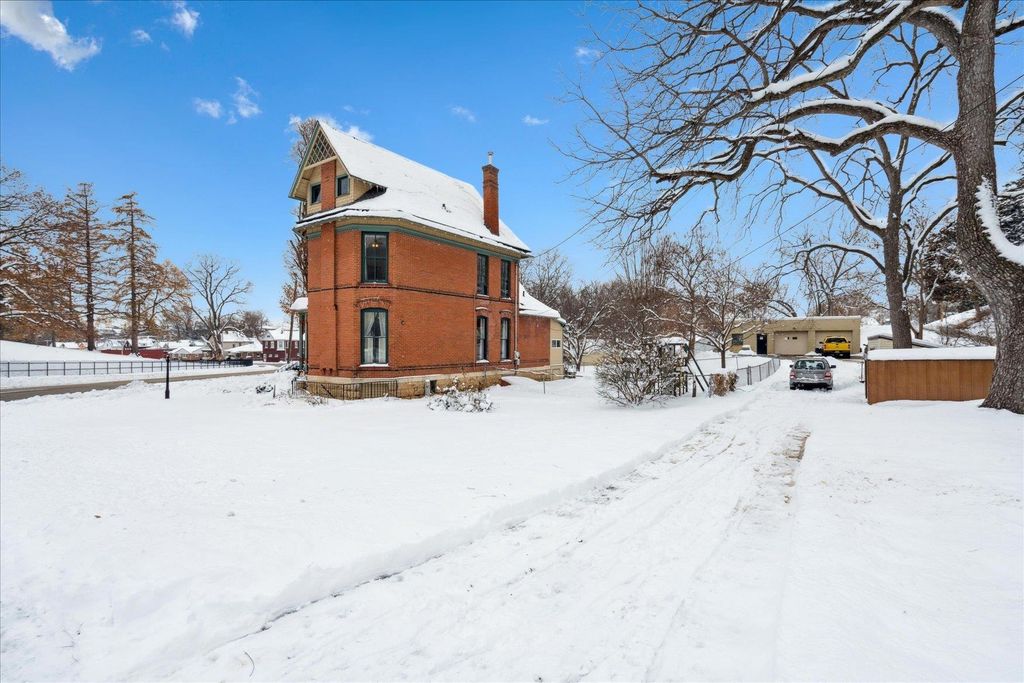 Photo of 2735 Windsor Avenue, Dubuque, IA 52001 (MLS # 153549)