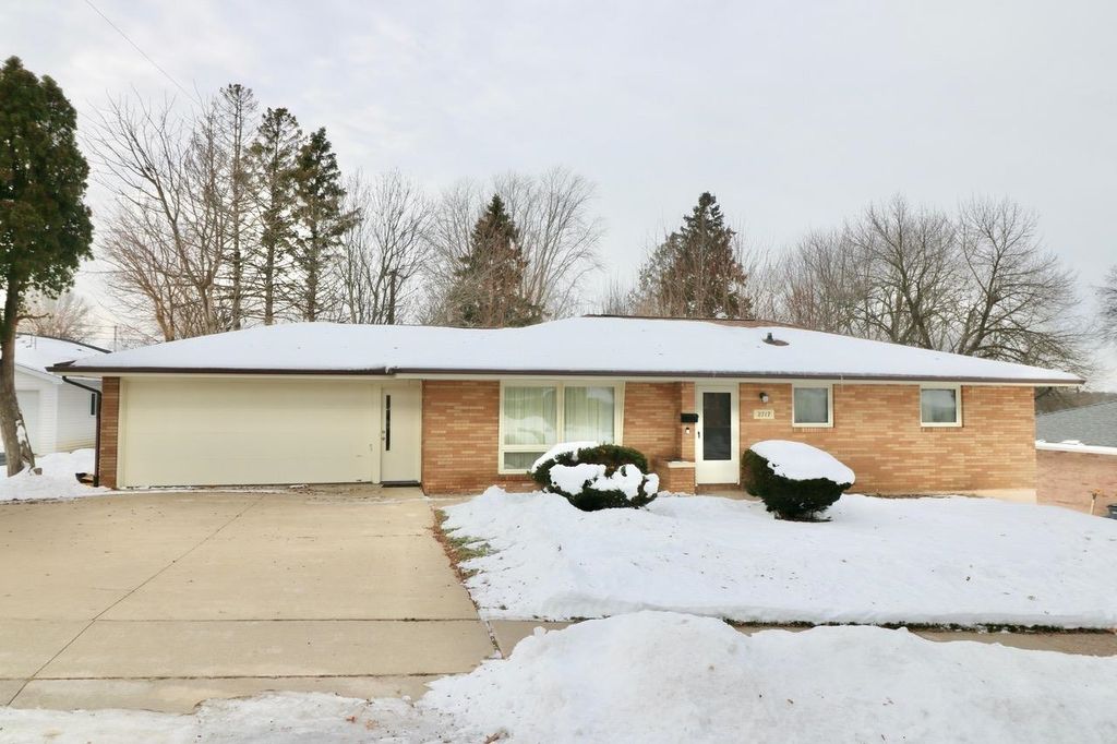 Photo of 2717 Shady Lane, Dubuque, IA 52001 (MLS # 153615)