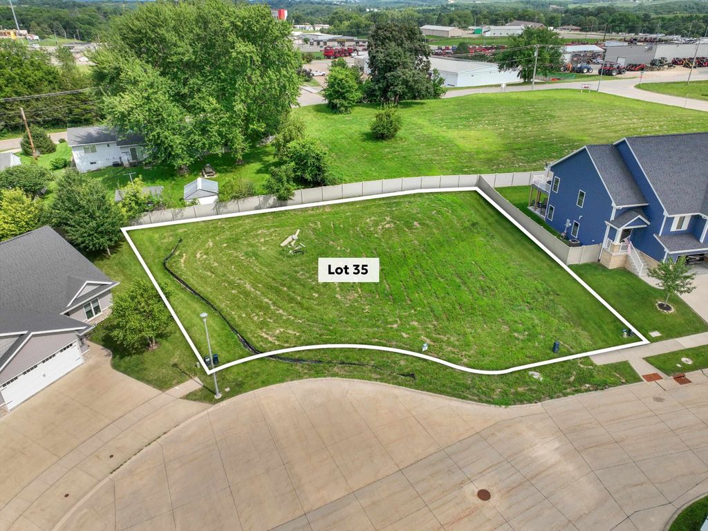 Photo of Lot 35 Fieldstone Court, Dubuque, IA 52003 (MLS # 152563)