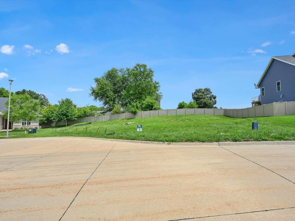 Photo of Lot 35 Fieldstone Court, Dubuque, IA 52003 (MLS # 152563)