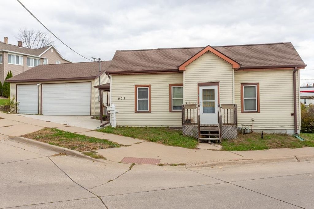 Photo of 502 Wilson Avenue, Dubuque, IA 52001 (MLS # 153393)
