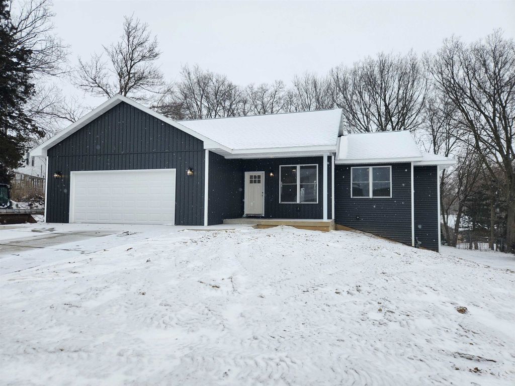 Photo of 2628 University Avenue, Dubuque, IA 52001 (MLS # 153547)