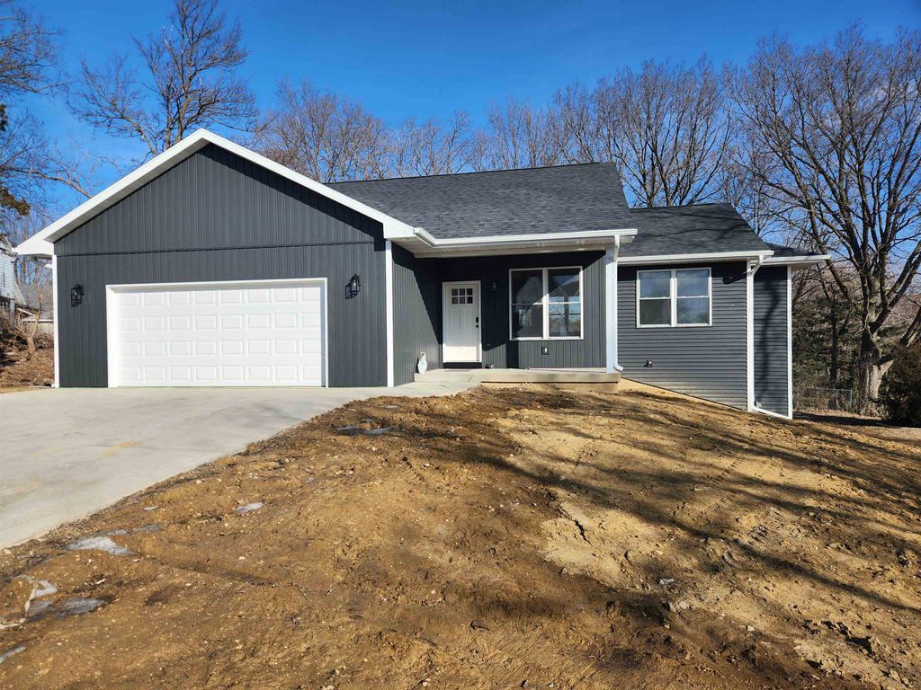 Photo of 2628 University Avenue, Dubuque, IA 52001 (MLS # 153547)