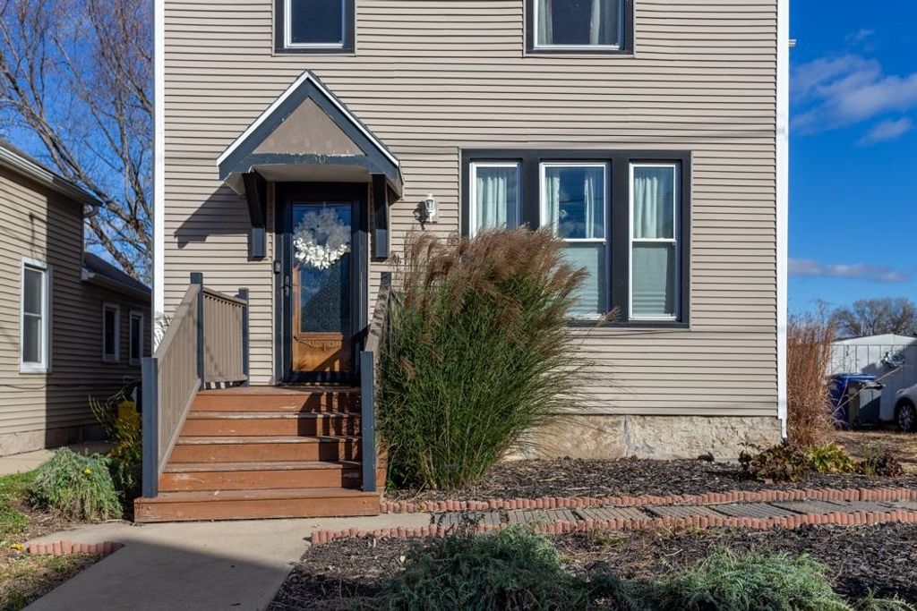 Photo of 2250 Washington St Street, Dubuque, IA 52001 (MLS # 153484)