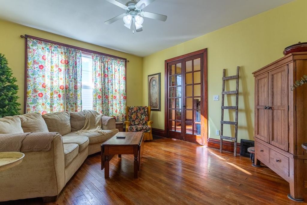 Photo of 2250 Washington St Street, Dubuque, IA 52001 (MLS # 153484)