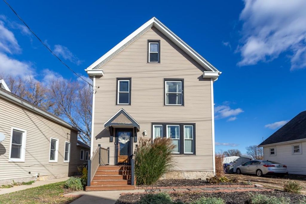 Photo of 2250 Washington St Street, Dubuque, IA 52001 (MLS # 153484)