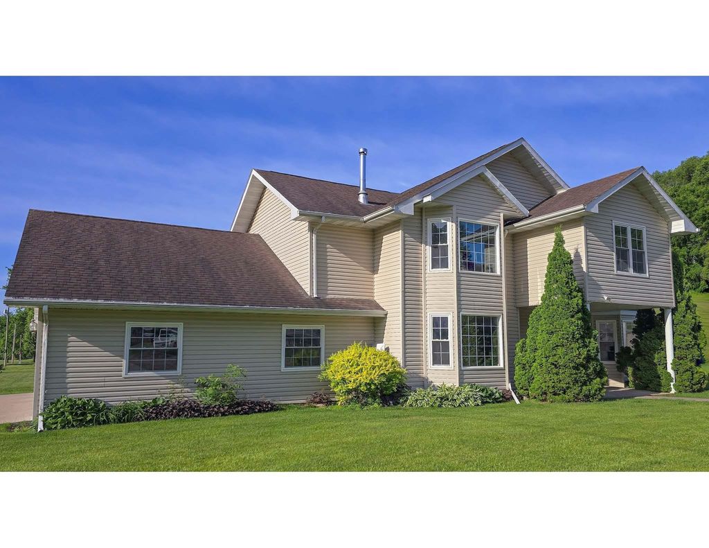 Photo of 100 Duetel Court, Bellevue, IA 52031 (MLS # 152863)