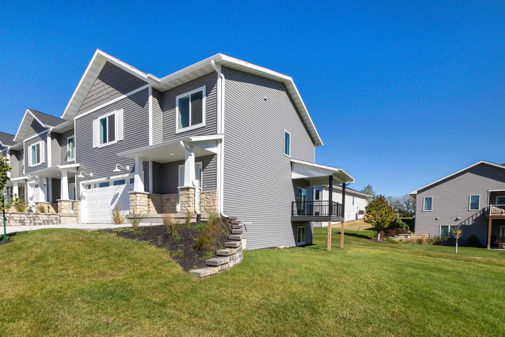 Photo of 1380 Autumn Ridge Lane, Dubuque, IA 52003 (MLS # 153758)