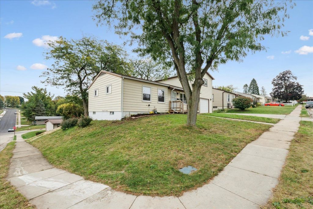 Photo of 2290 Theda Drive, Dubuque, IA 52001 (MLS # 153285)