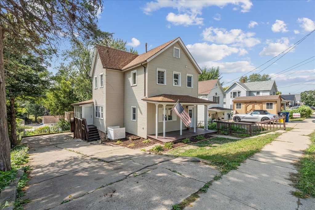 Photo of 1735 Wood Street, Dubuque, IA 52001 (MLS # 152948)