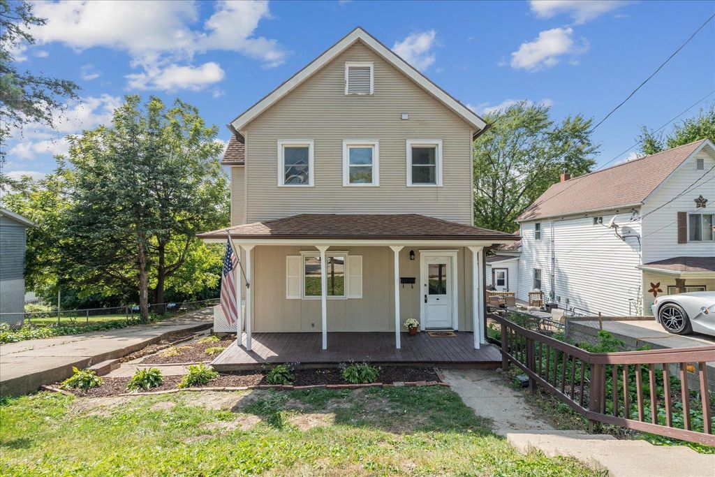 Photo of 1735 Wood Street, Dubuque, IA 52001 (MLS # 152948)