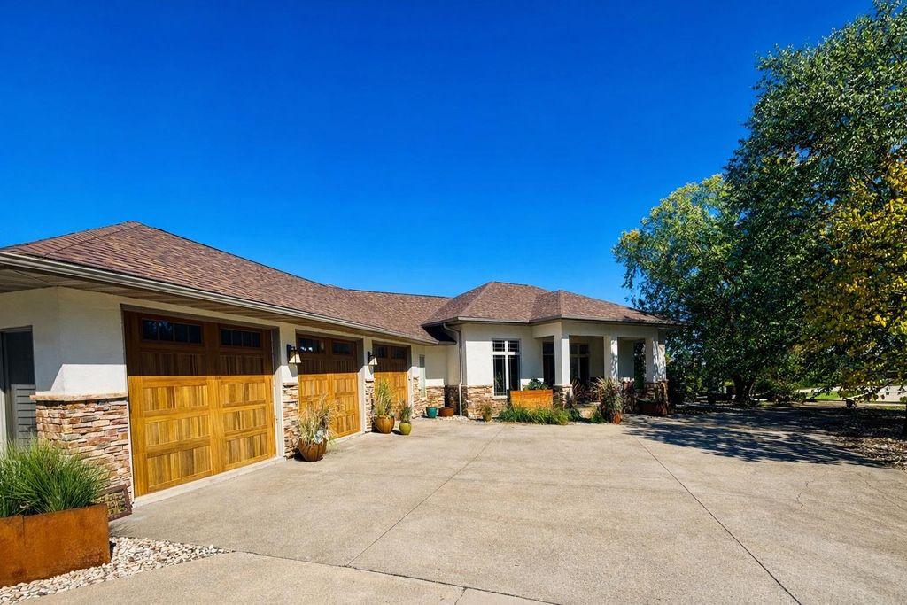 Photo of 15441 Stacie Court, Dubuque, IA 52002 (MLS # 153237)