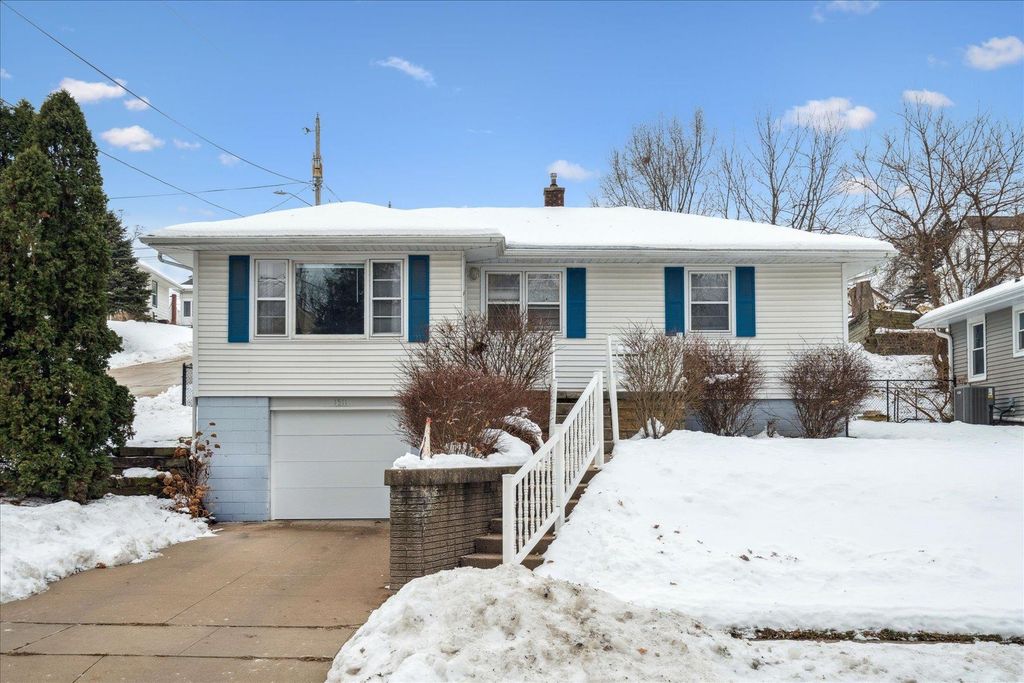 Photo of 1511 Adair Street, Dubuque, IA 52001 (MLS # 153605)