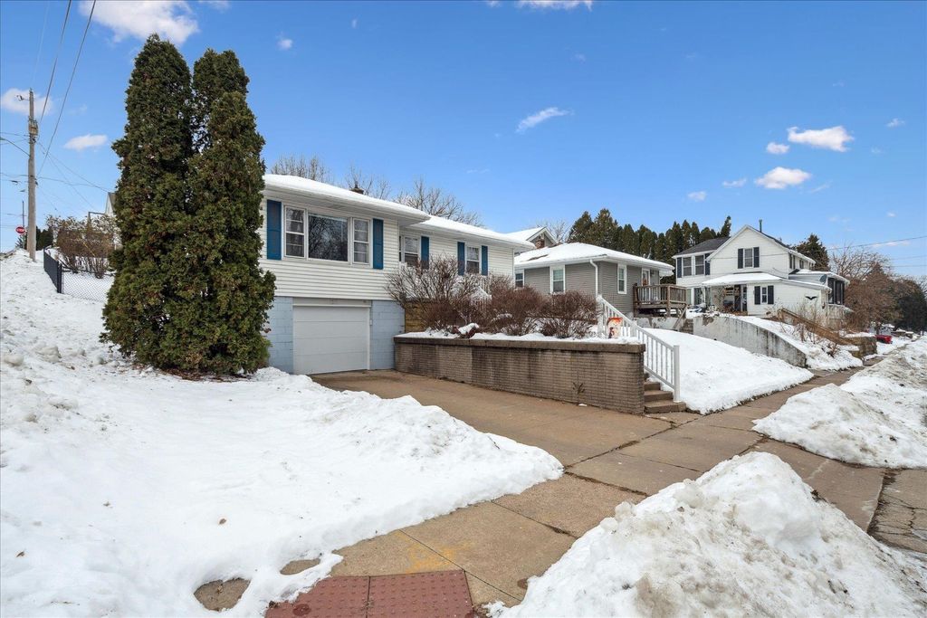 Photo of 1511 Adair Street, Dubuque, IA 52001 (MLS # 153605)