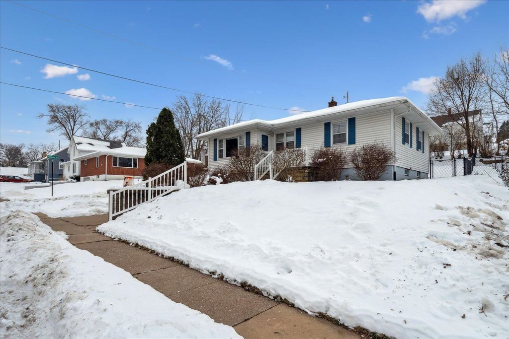 Photo of 1511 Adair Street, Dubuque, IA 52001 (MLS # 153605)