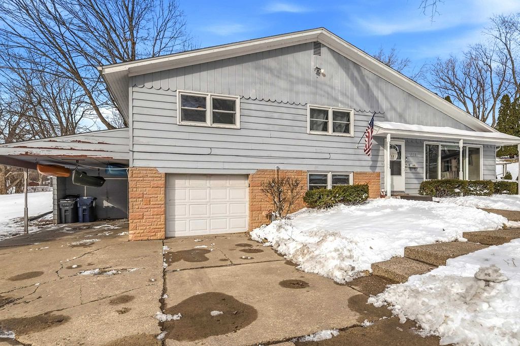 Photo of 1930 Saint Anne Court, Dubuque, IA 52001 (MLS # 154162)