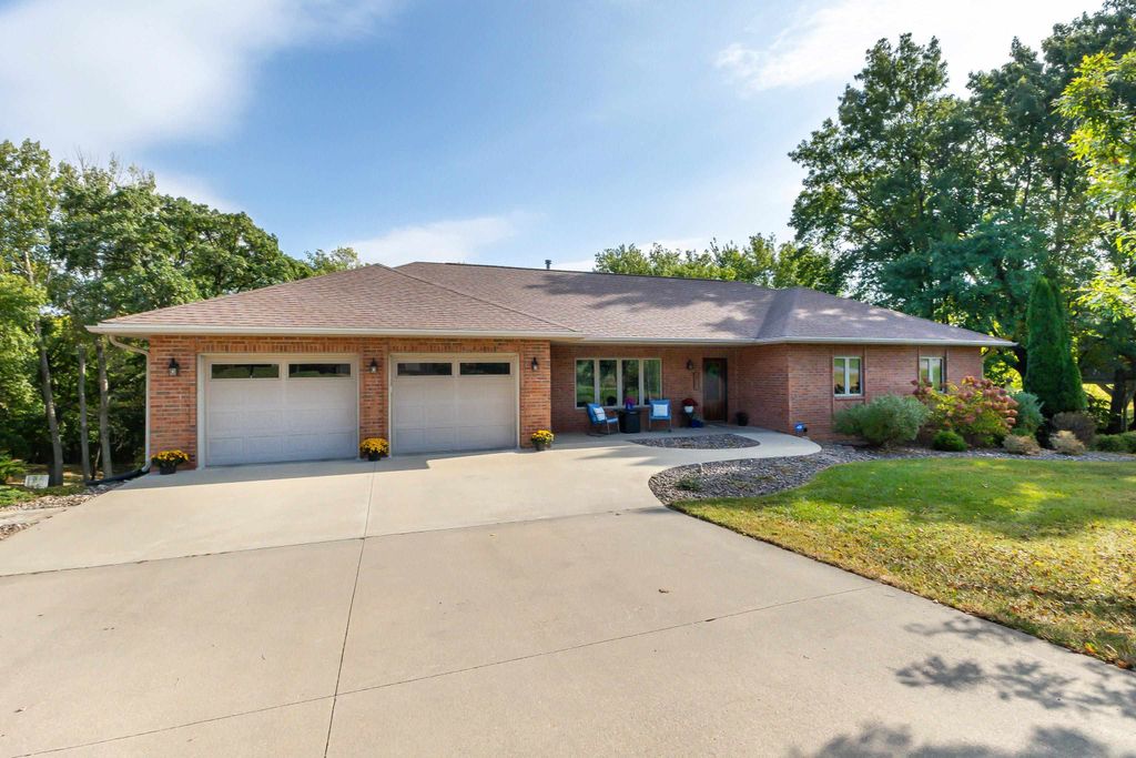 Photo of 10702 Golden Oaks Drive, Dubuque, IA 52003 (MLS # 153240)