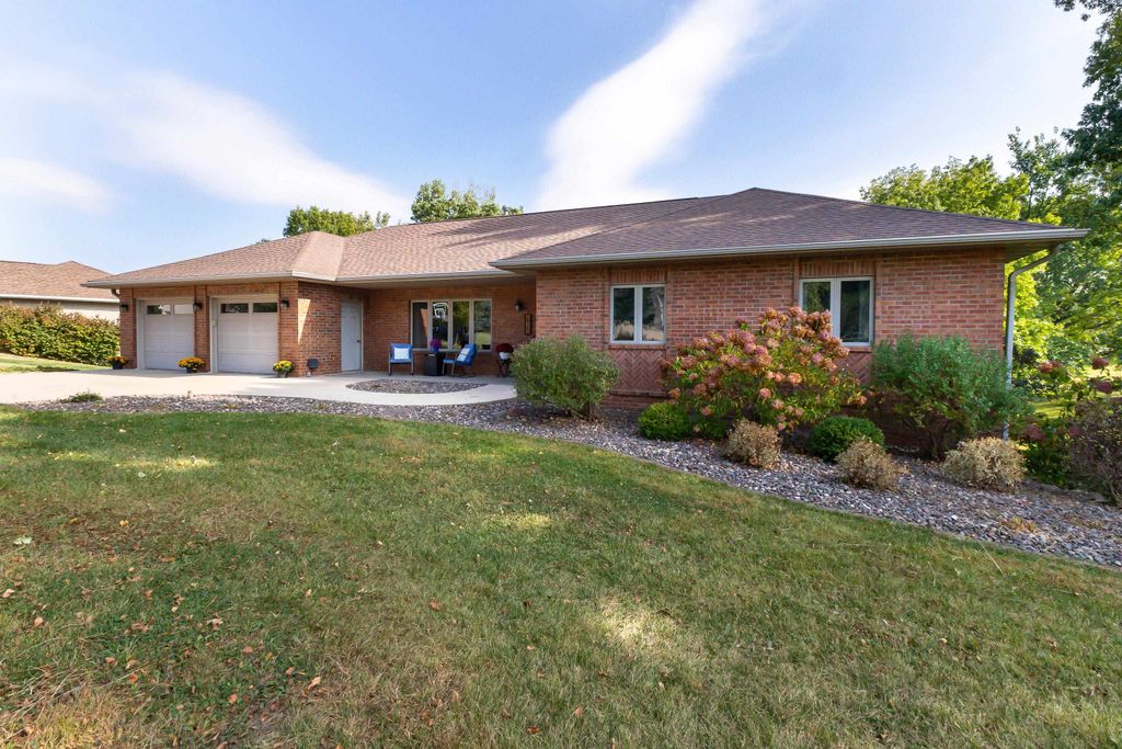 Photo of 10702 Golden Oaks Drive, Dubuque, IA 52003 (MLS # 153240)