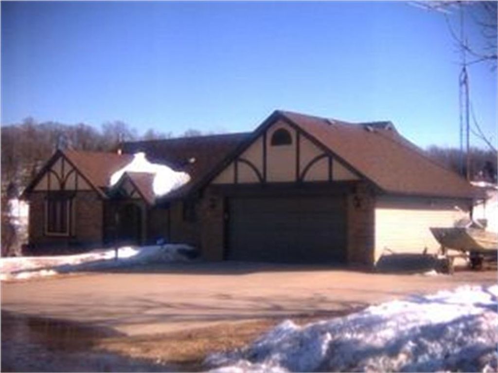 Photo of 17000 Mountain Ridge Ridge, Dubuque, IA 52002 (MLS # 153959)
