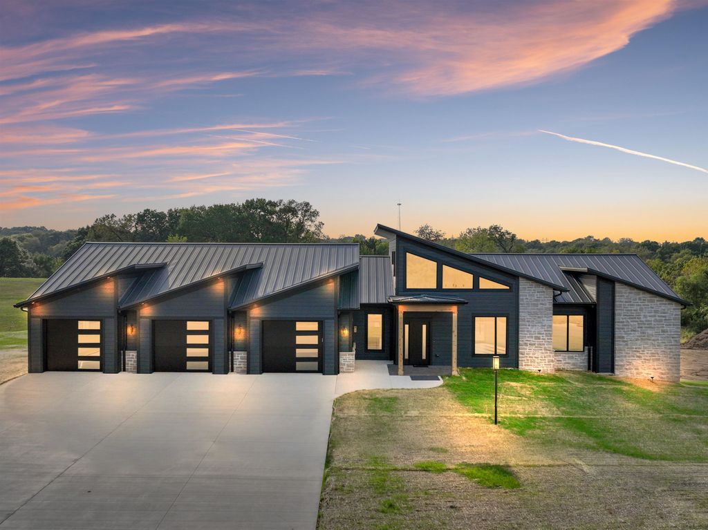 Photo of 17325 Dayflower Street, Dubuque, IA 52001 (MLS # 153616)