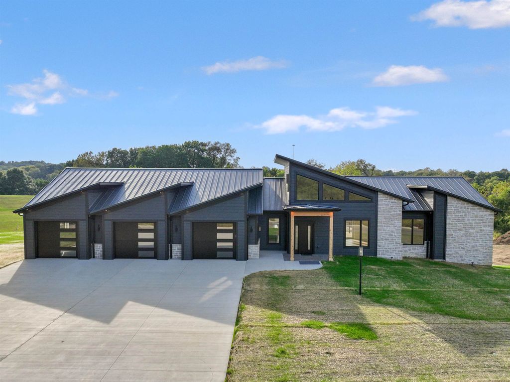 Photo of 17325 Dayflower Street, Dubuque, IA 52001 (MLS # 153616)