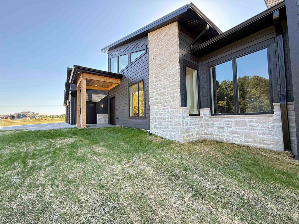 Photo of 17325 Dayflower Street, Dubuque, IA 52001 (MLS # 153616)