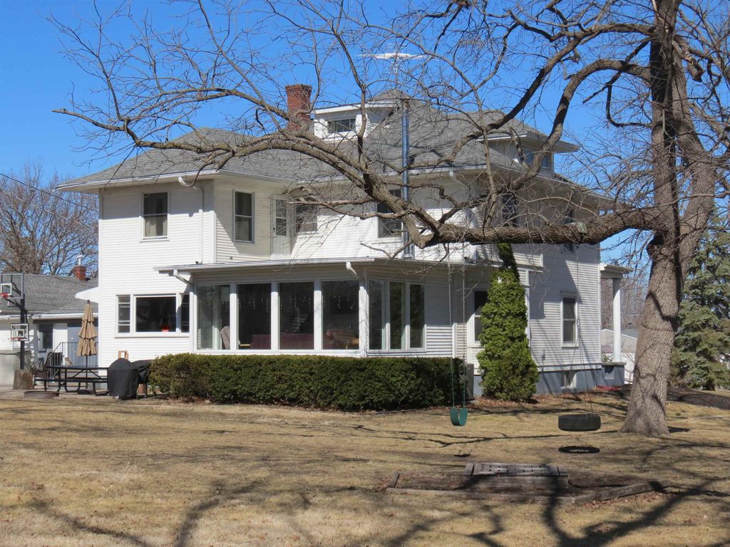 Photo of 701 W Summit Street, Maquoketa, IA 52060 (MLS # 154125)