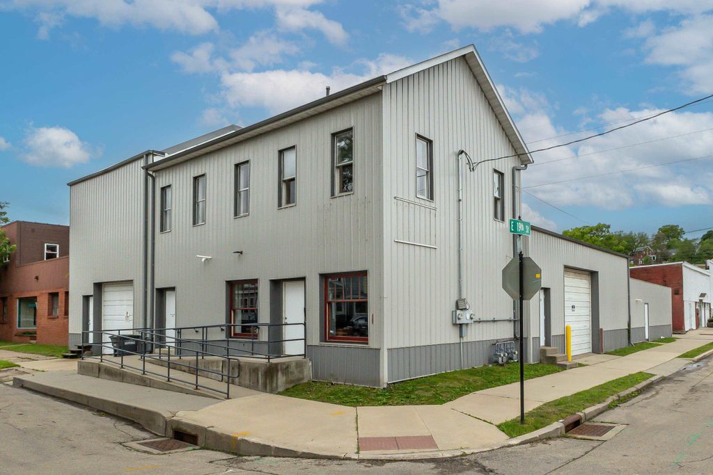 Photo of 260 E 19th Street, Dubuque, IA 52001 (MLS # 152079)