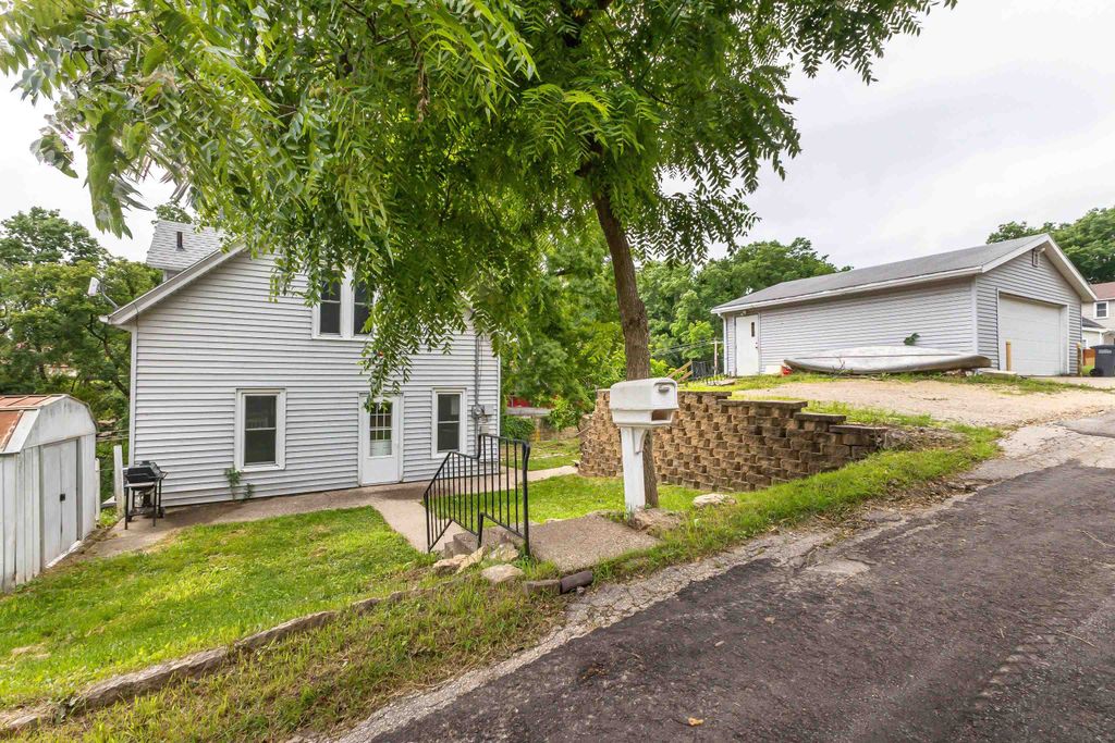 Photo of 579 W 3rd Street, Dubuque, IA 52001 (MLS # 152575)