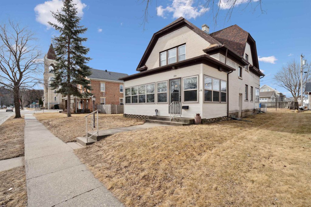Photo of 204 S 3rd Street, Bellevue, IA 52031 (MLS # 152598)