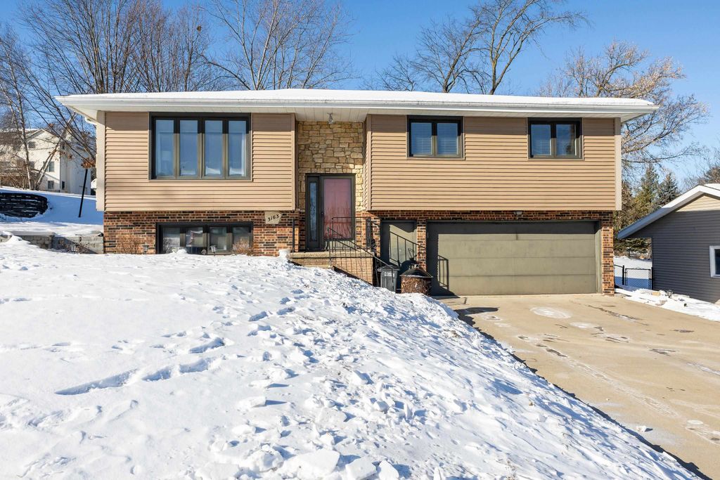 Photo of 3163 Killarney Court, Dubuque, IA 52001 (MLS # 153833)
