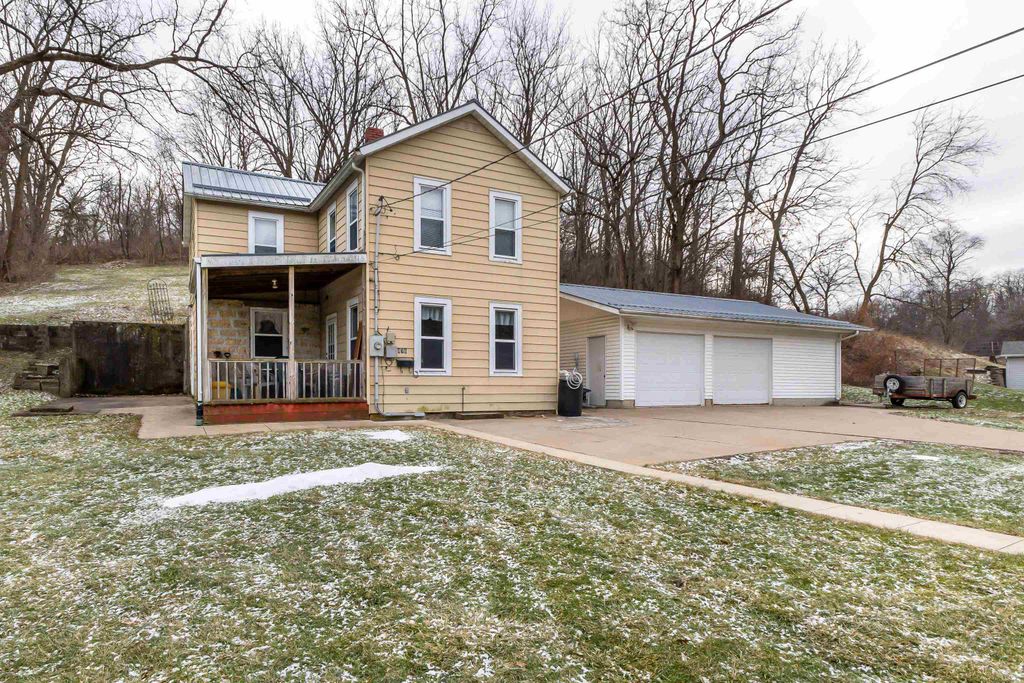 Photo of 870 Kaufmann Avenue, Dubuque, IA 52001 (MLS # 153720)