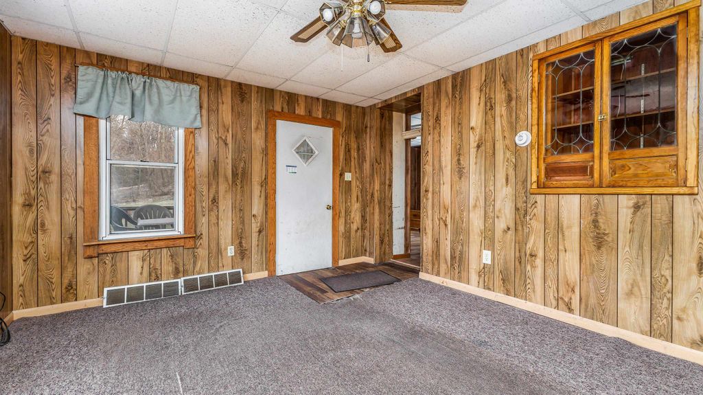 Photo of 870 Kaufmann Avenue, Dubuque, IA 52001 (MLS # 153720)