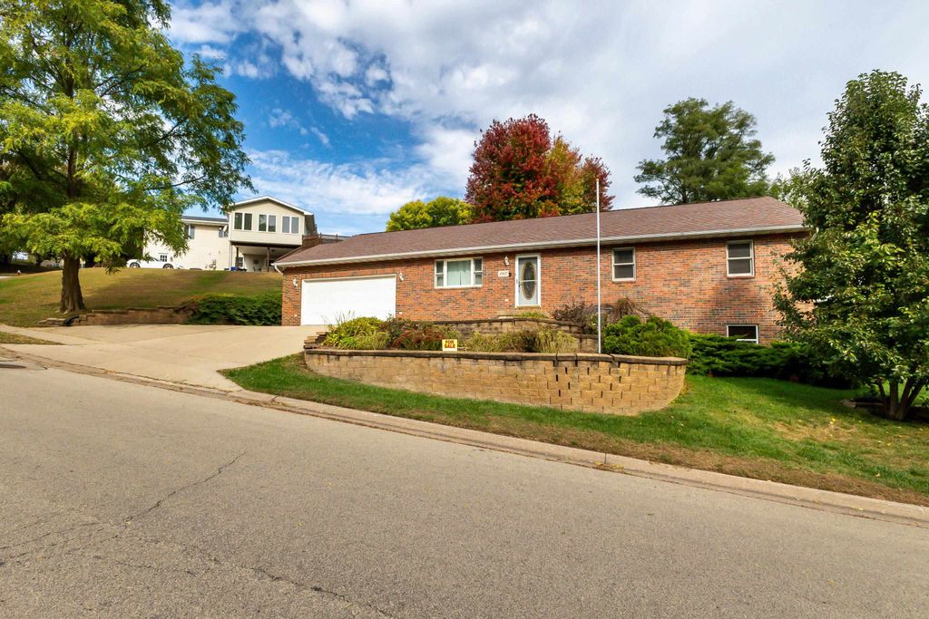 Photo of 1917 Amelia Drive, Dubuque, IA 52001 (MLS # 153295)