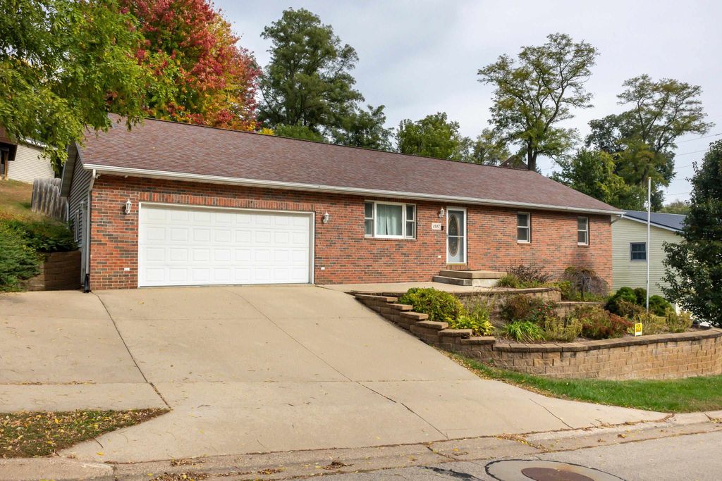 Photo of 1917 Amelia Drive, Dubuque, IA 52001 (MLS # 153295)