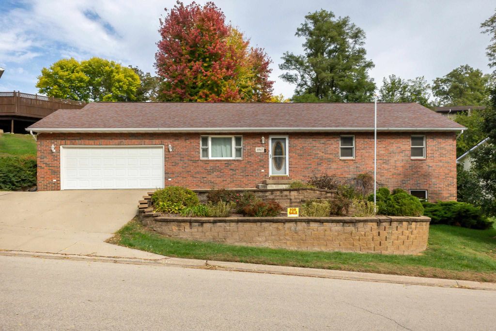 Photo of 1917 Amelia Drive, Dubuque, IA 52001 (MLS # 153295)