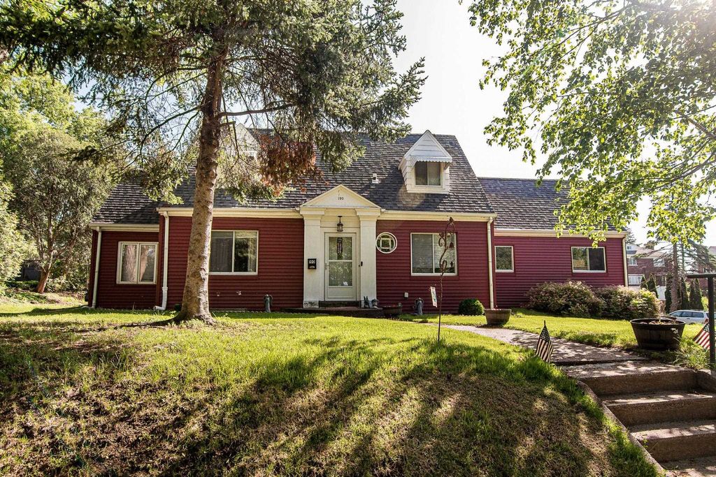 Photo of 190 Bradley Street, Dubuque, IA 52003 (MLS # 152764)
