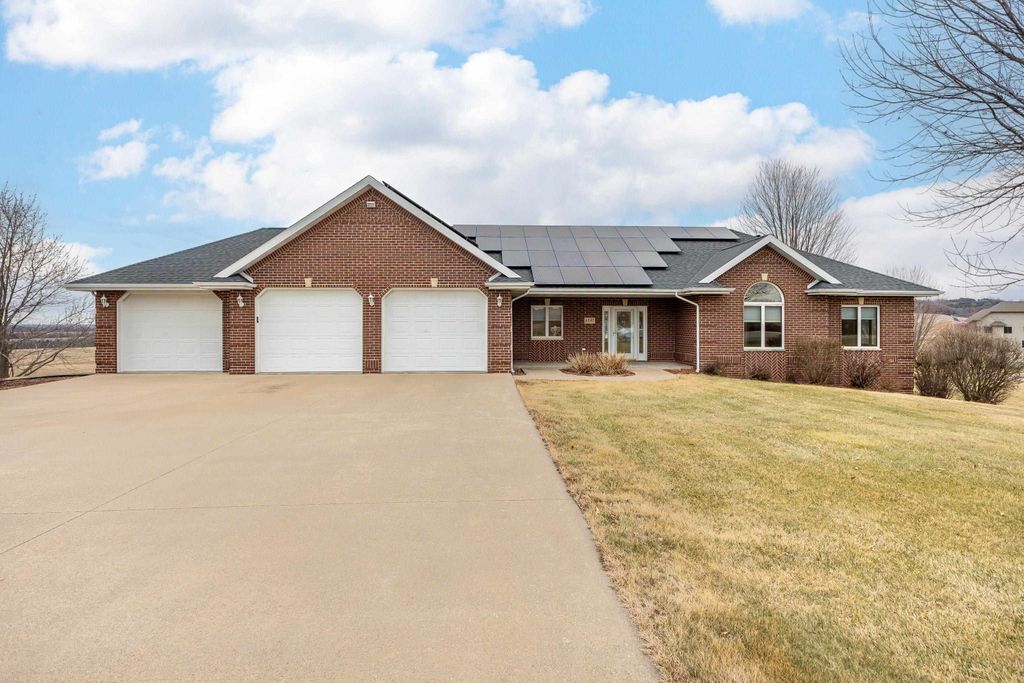 Photo of 8397 Southern Hills Court, Dubuque, IA 52003 (MLS # 154012)