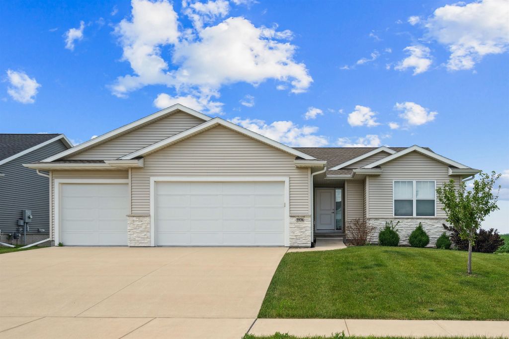 Photo of 5936 Cedar Ridge Drive, Marion, IA 52302 (MLS # 152364)