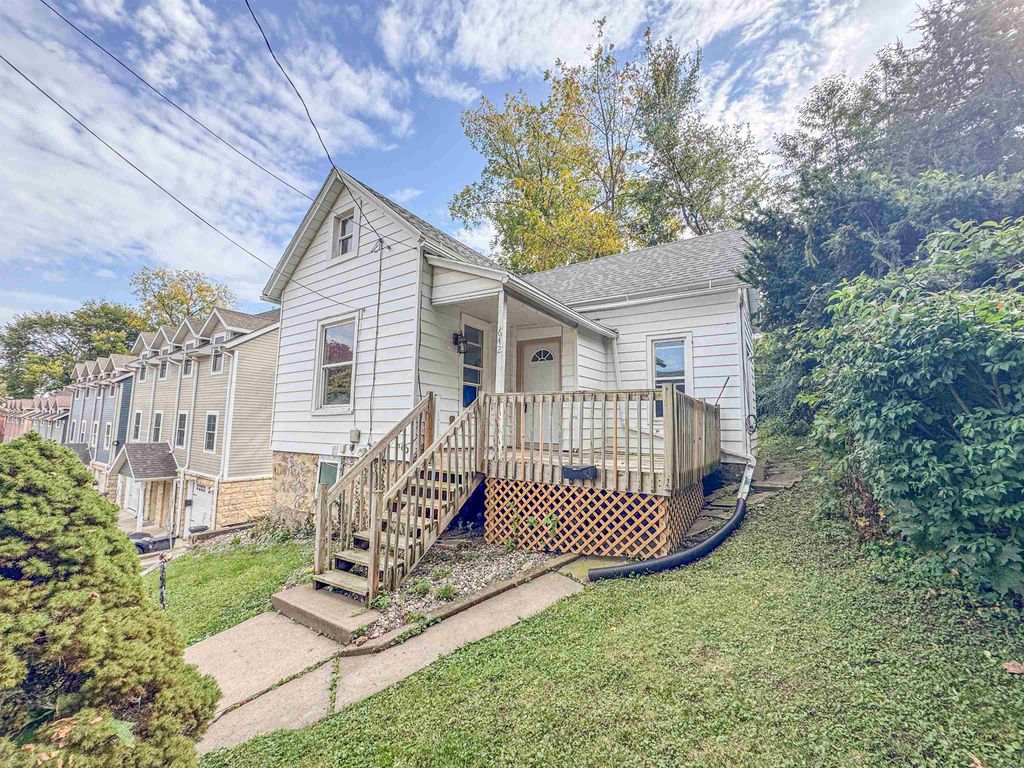 Photo of 642 Arlington Street, Dubuque, IA 52001 (MLS # 153335)