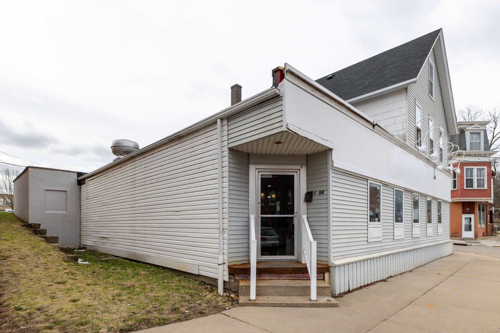 Photo of 1098 University Avenue, Dubuque, IA 52001 (MLS # 153402)