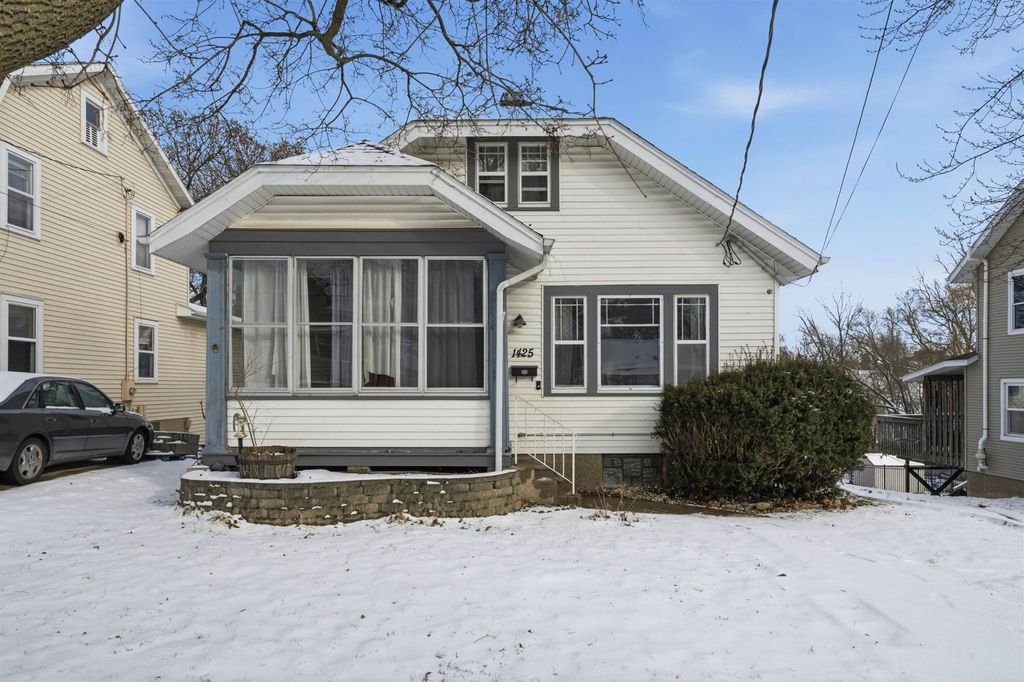 Photo of 1425 Curtis Street, Dubuque, IA 52003 (MLS # 153752)