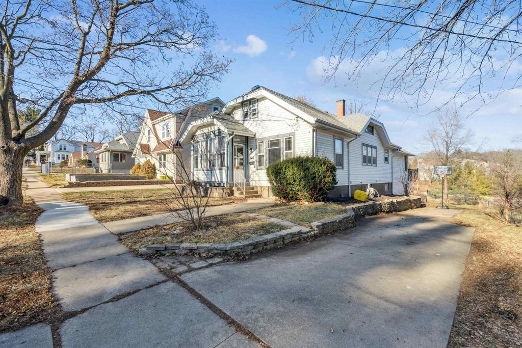 Photo of 1425 Curtis Street, Dubuque, IA 52003 (MLS # 153752)