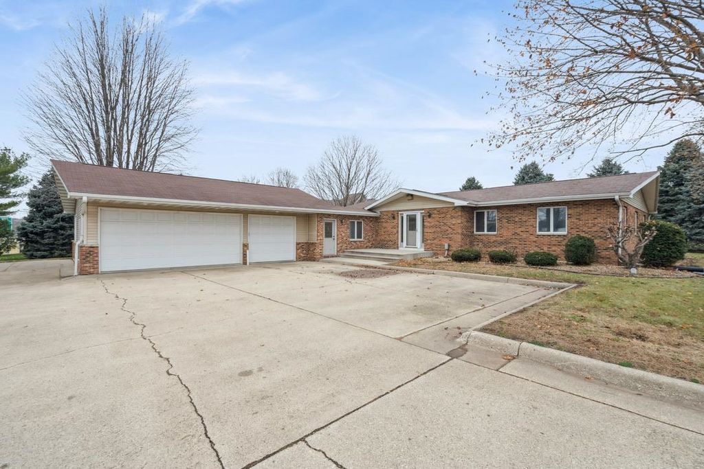 Photo of 1604 5th St. SE St, Dyersville, IA 52040 (MLS # 153602)