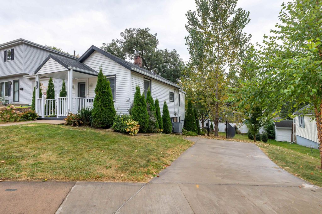 Photo of 1568 Fairfax Avenue, Dubuque, IA 52001 (MLS # 153108)